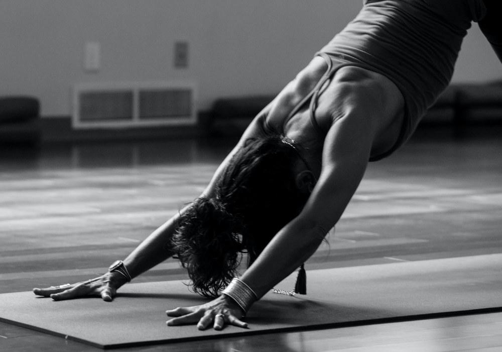 Kvinna i yoga position