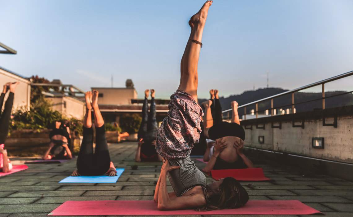 Internationella yogadagen. Foto: Amin Sujan Licens: Pexels